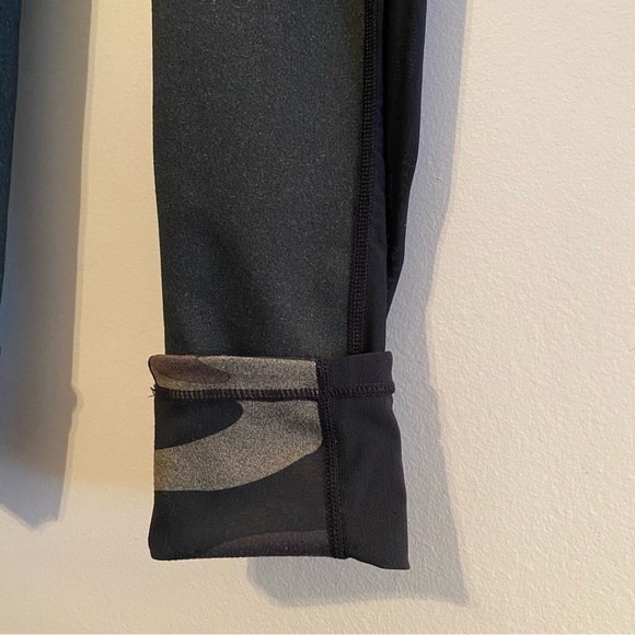 C’est Moi. Activewear Leggings. Size Large. Reversible: camo print-solid grey. - Picture 7 of 9